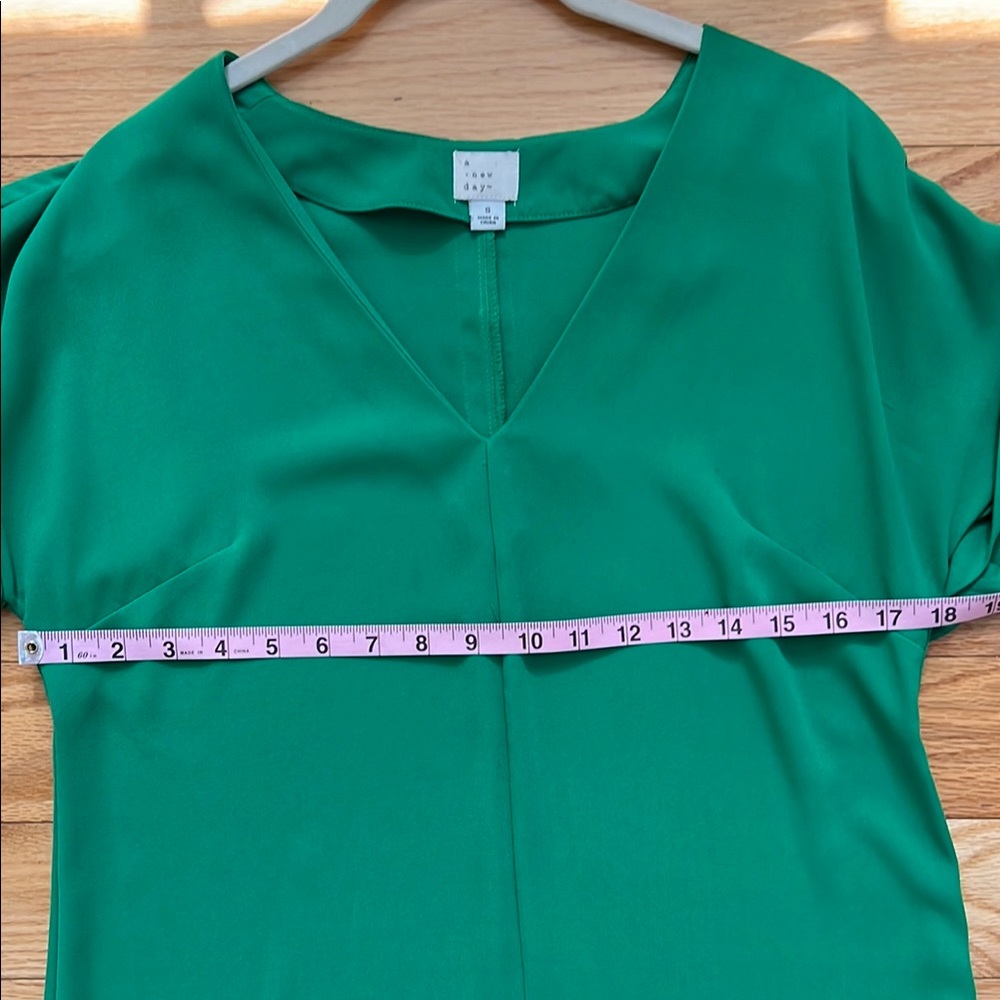 A New Day Vibrant Green V-Neck Top - Picture 3 of 9